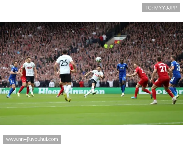 足球拉着线串起激情与梦想描绘绿茵场上团队与拼搏的力量 足球拉着线串起激情与梦想描绘绿茵场上团队与拼搏的力量